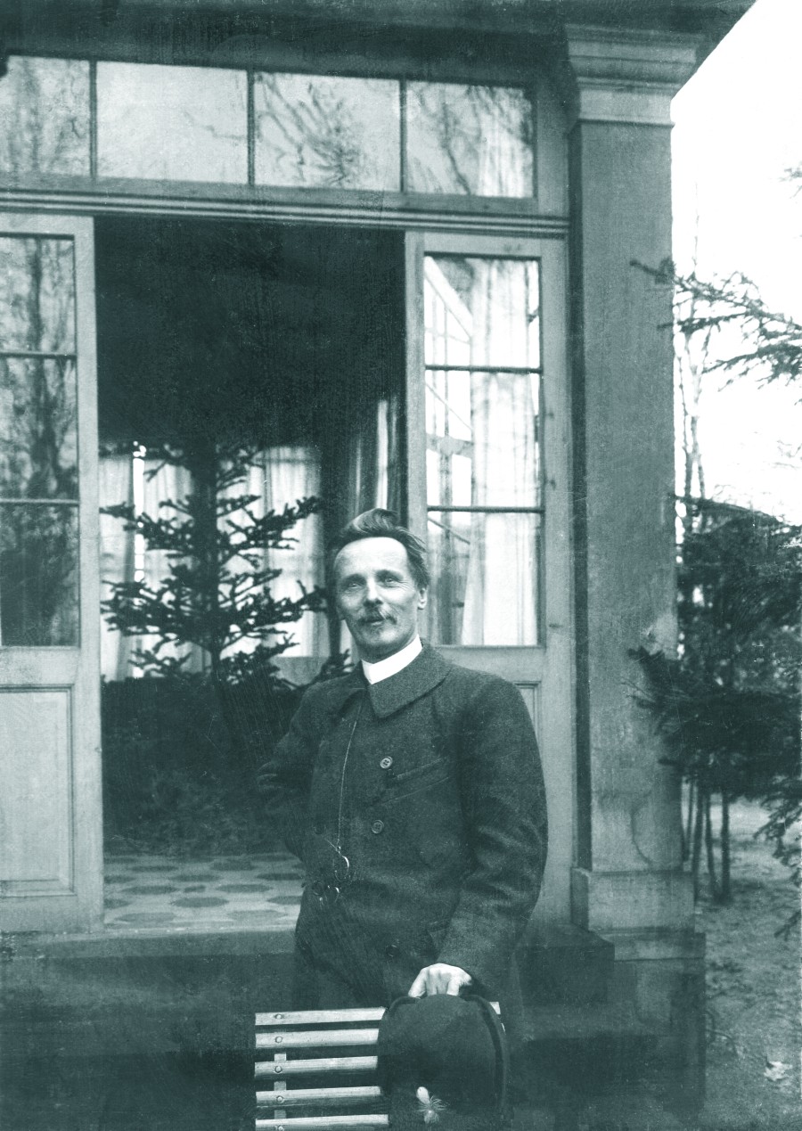 Karl May vor der Villa Agnes