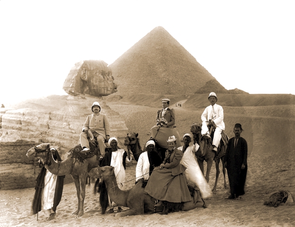 Die Ehepaare May und Plöhn vor den Pyramiden