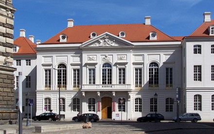 Wiederaufgebautes Kurlnder Palais. Wikimedia Commons
