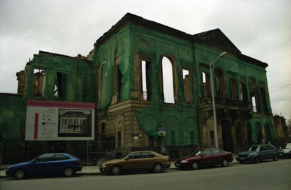Die Ruine des Kurlnder Palais 2004. 